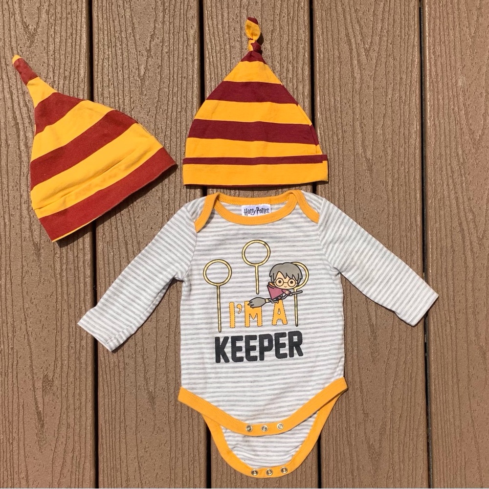 WIZARDING WORLD HARRY POTTER “I’M A KEEPER” ONESIE w/2 HOGWARTS HATS 0-3 MONTHS